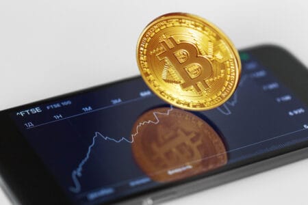 Chute spectaculaire du Bitcoin suite à la suspension temporaire des retraits par Binance